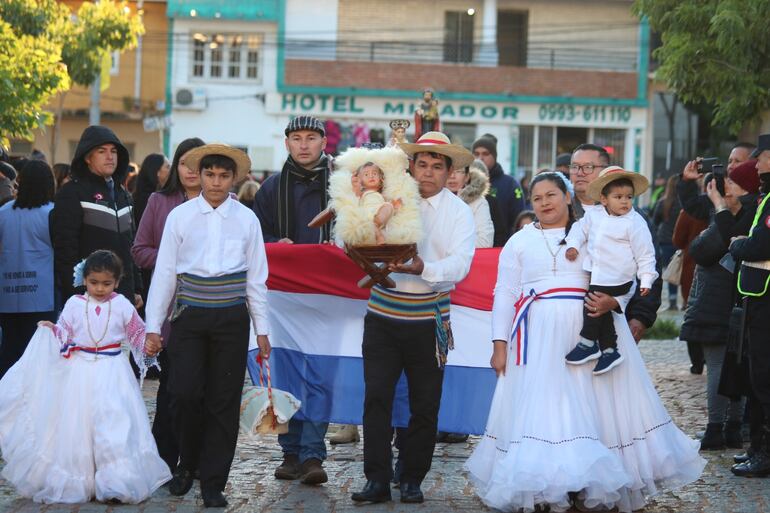 Los devotos, en algunos casos integrantes de familias, vistieron con trajes típicos para presentar las imágenes de sus patronos.