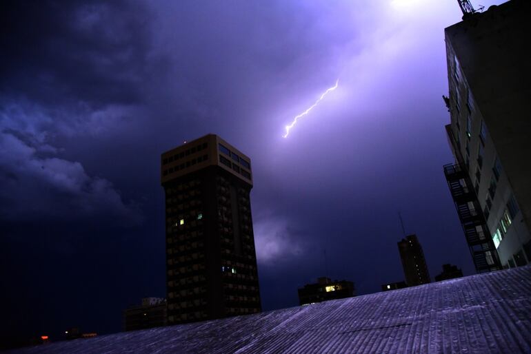 Fotografía de un rayo captado anoche durante la tormenta que azotó gran parte del país.