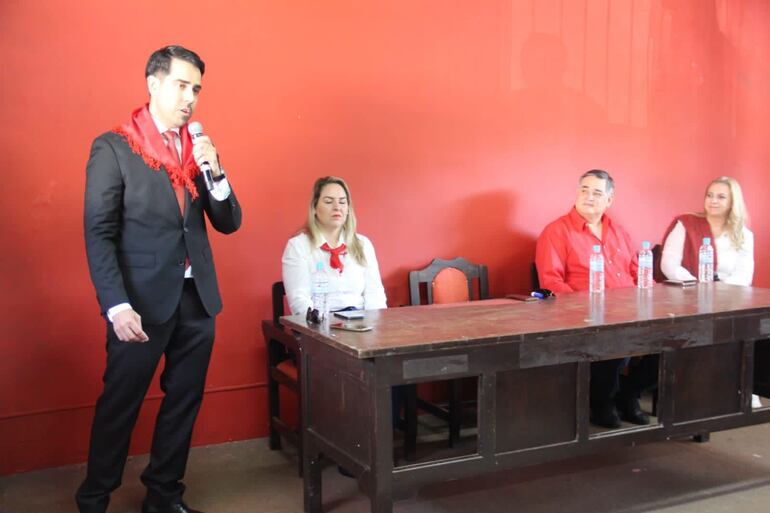 El seccionalero, Juan Marcel Pereira (con el micrófono), durante la celebración del aniversario fundacional del partido colorado.