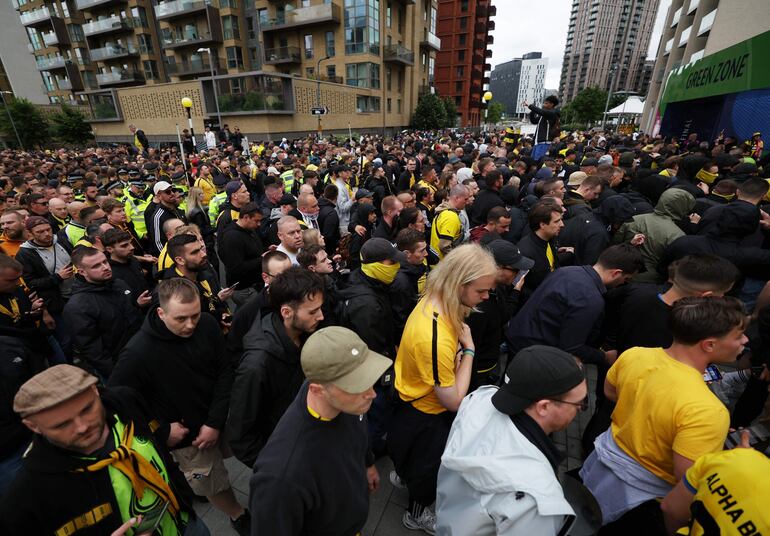 Los aficionados en los alrededores del estadio de Wembley antes de la final de la Champions League entre el Borussia Dortmund y el Real Madrid en Londres. 