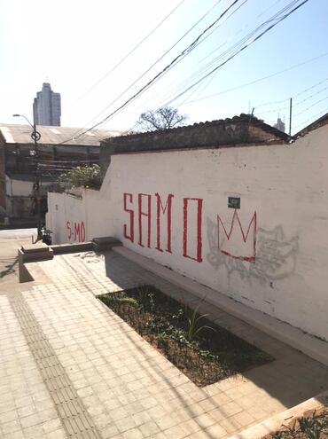 Grafitis que amanecieron hoy en la recientemente hermoseada escalinata de Antequera.