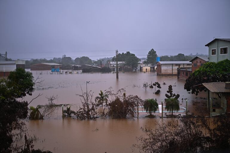 Fotografía que muestra la magnitud de una inundación este domingo en el municipio de Río Pardo, estado de Rio Grande do Sul (Brasil). La tragedia que se vive en el sur de Brasil, donde las inundaciones por las fuertes lluvias que azotan la región desde hace dos semanas ya han dejado 144 muertos y 125 desaparecidos.