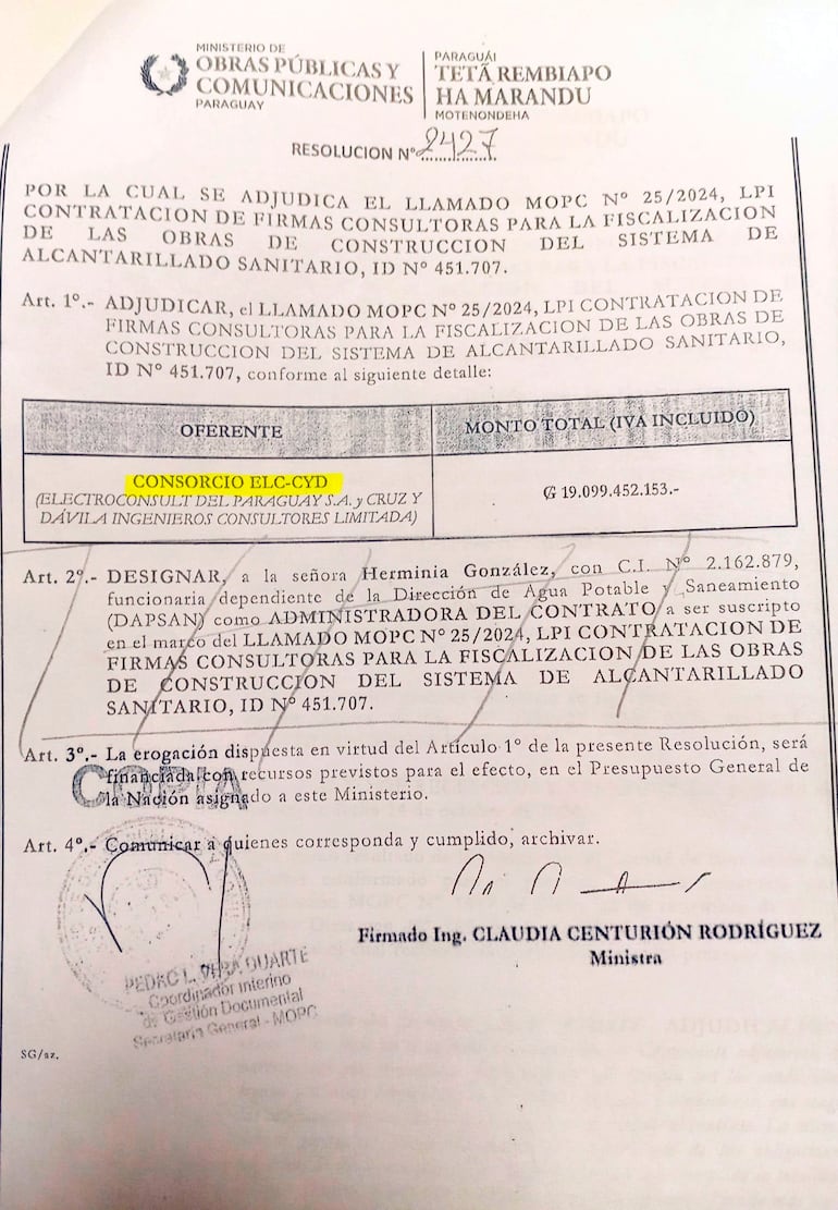 La ministra firmó el contrato con la empresa de donde era funcionaria para fiscalización.