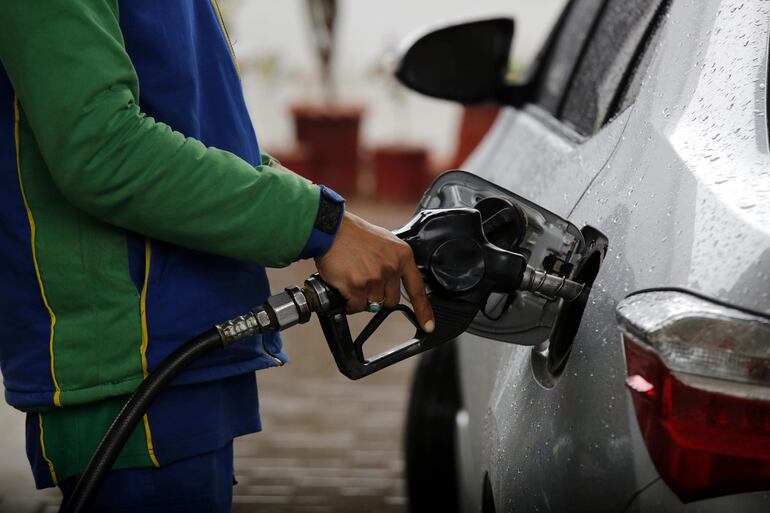 Varios emblemas privados subieron desde ayer el precio de todos sus combustibles y más importadoras de carburantes se estarán sumando a esta decisión durante hoy y el fin de semana, según se informó.