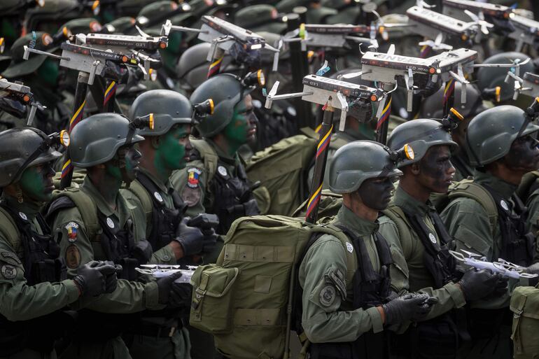 Militares participan en un desfile cívico-militar de conmemoración a propósito del Día de la Independencia en Venezuela, en Caracas (Venezuela).  