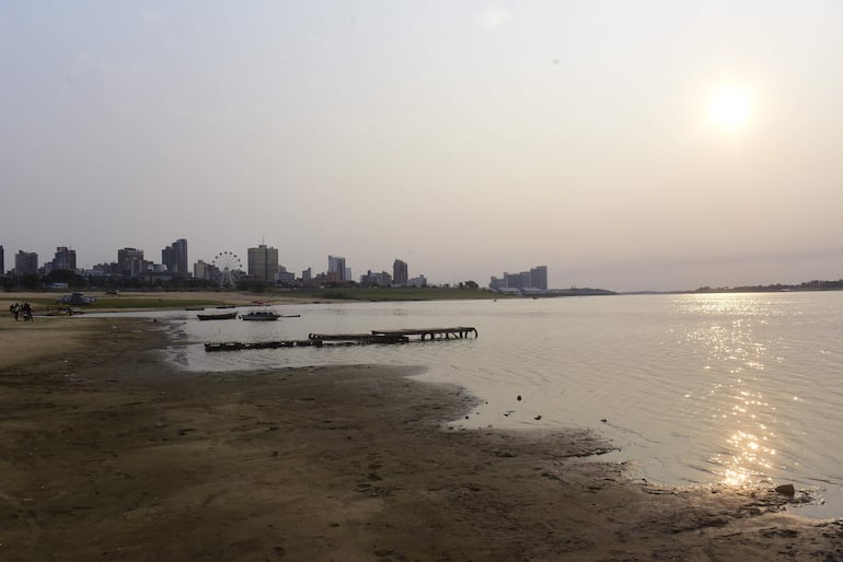 En el puerto de Asunción, el nivel del río Paraguay registra el nivel más bajo desde que existe registro en la historia, que data desde 1904.