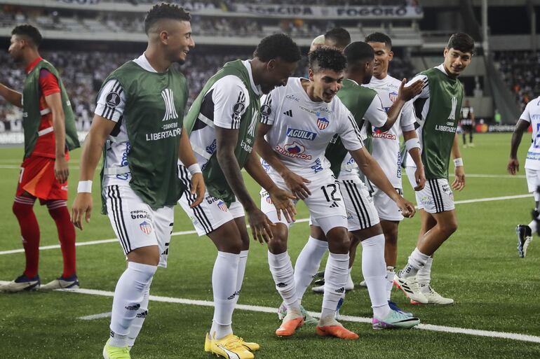 Jugadores de Junior celebran un gol este miércoles, en un partido de la fase de grupos de la Copa Libertadores entre Botafogo y Junior en el estadio Olímpico Nilton Santos de Río en Janeiro (Brasil).