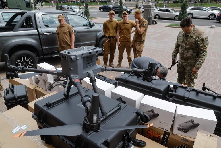 Drones navales de la inteligencia militar ucraniana (GUR) destruyeron la pasada madrugada en las costas de la península ocupada de Crimea dos lanchas rápidas de asalto de la flota militar rusa, según anunció esta estructura de espionaje del Ministerio de Defensa en un comunicado.