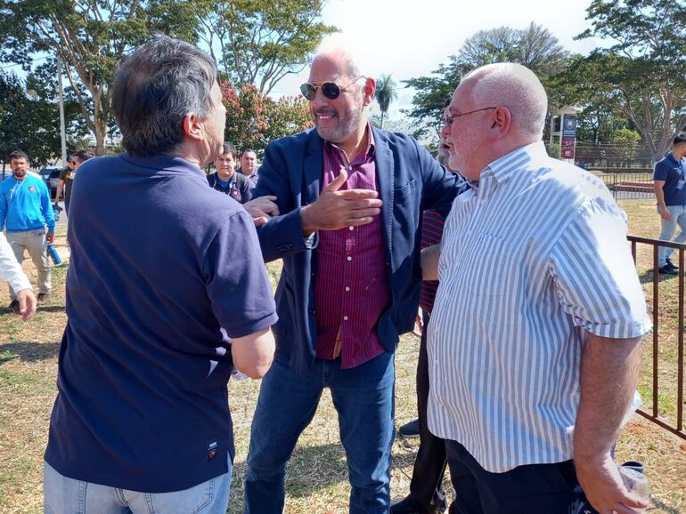 Juan José Zapag (c), presidente de Cerro Porteño, en la palada inicial del Centro Educativo Deportivo del club en el Parque Azulgrana, en Ypané.