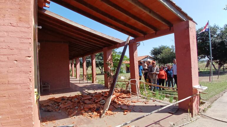 Padres de familia mostrando el techo derrumbado de la escuela y colegio Mariano Díaz.