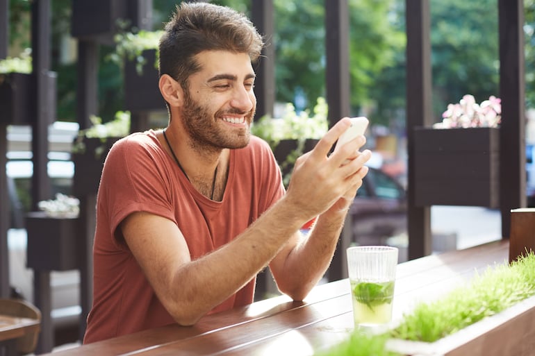 Un hombre utilizando el celular.