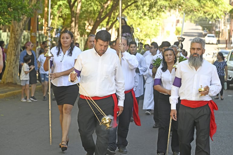 La bendición de palmas se realizó en la Plaza Italia desde donde partió la procesión en homenaje a los feligreses de La Encarnación.