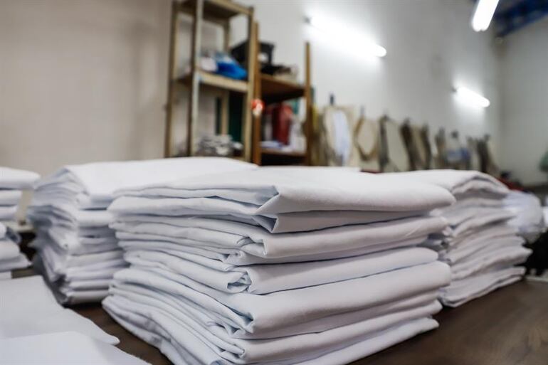 Varios talleres de costura y tiendas de ropa de Asunción han dejado de confeccionar prendas de vestir para fabricar kits de sábanas y donarlas a los hospitales, a los que esperan entregar 300 kits, como una respuesta particular del sector ante la crisis del coronavirus.