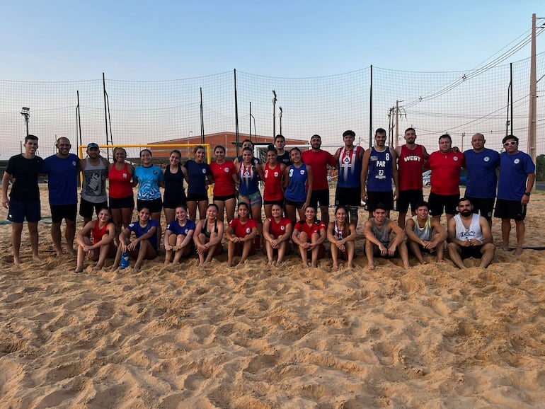 Jugadores de las selecciones femenina y masculina de playa, junto a cuerpo técnico y directivos.