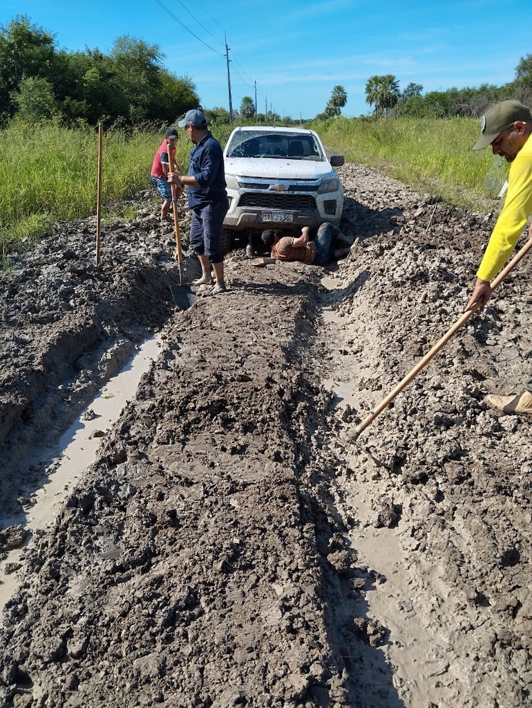 Como en tantas otras ocasiones, los propios pobladores del Bahía Negra realizan reparación del camino.