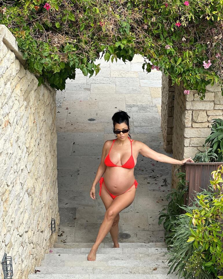 Kourtney Kardashian luce muy bella con su bikini rojo. (Instagram/Kourtney Kardashian)