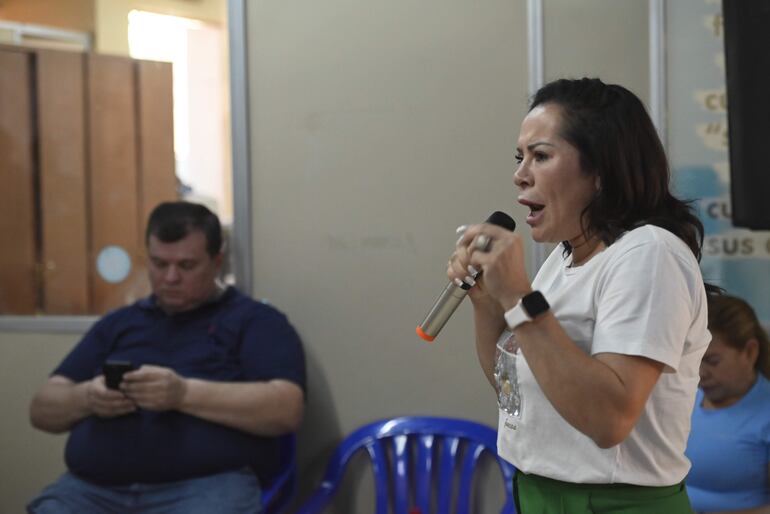 La senadora Noelia Cabrera y de fondo el senador Dionisio Amarilla. 
