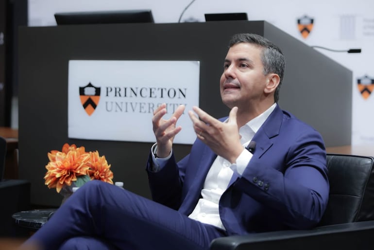 El presidente Santiago Peña, al margen de su visita a Nueva York con motivo de la Asamblea General de las Naciones Unidas, asistió a un conversatorio con estudiantes de la Universidad de Princeton. (Foto gentileza).