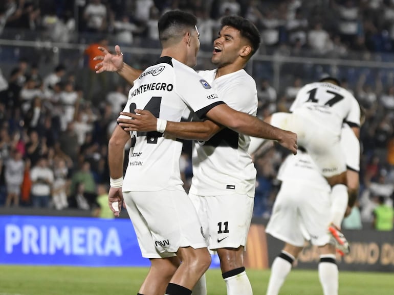 Los jugadores de Olimpia celebran un gol en el partido frente a Sportivo Luqueño por la undécima fecha del torneo Clausura 2024 del fútbol paraguayo en el estadio Defensores del Chaco, en Asunción.