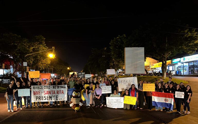 Los alumnos de la UNE también exigen que sea repuesto el Arancel Cero para las universidades.