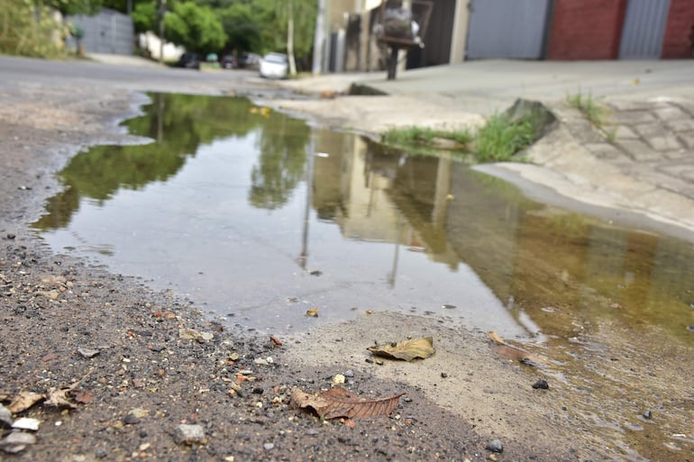 Caño roto de la Essap deja agua vertida en las calles del barrio Tembetary, de Asunción.