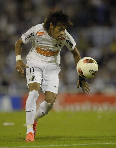 (FILES) Brazil's Santos FC forward Neymar eyes the ball during their Copa Libertadores 2012 quarterfinals first leg football match against Argentina's Velez Sarsfield at Jose Amalfitani stadium in Buenos Aires, Argentina, on May 17, 2012. AFP PHOTO / Juan Mabromata. Neymar announced his return to Brazilian side Santos, the club that trained him, three days after ending his disappointing adventure in Arab football. (Photo by Juan MABROMATA / AFP)