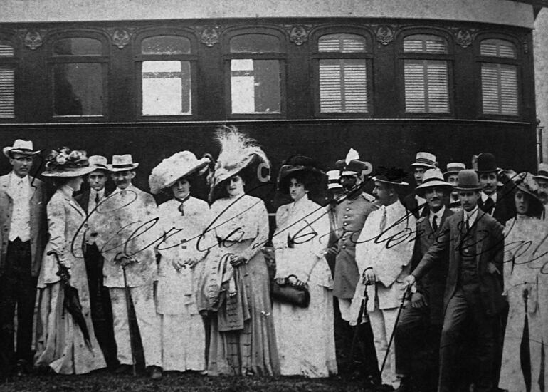 Viajeros del tren en la estación Kendall, hacia 1925.