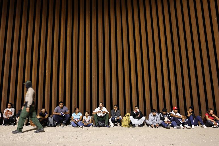 Los inmigrantes que buscan asilo en los Estados Unidos fueron detenidos después de cruzar a Arizona desde México. Los rancheros en Arizona (EE. UU.), en la frontera con México, están divididos sobre quién de los dos candidatos presidenciales, el republicano Donald Trump, que este jueves visita el estado, o la demócrata Kamala Harris, puede solucionar la crisis migratoria que les afecta en sus patios traseros.