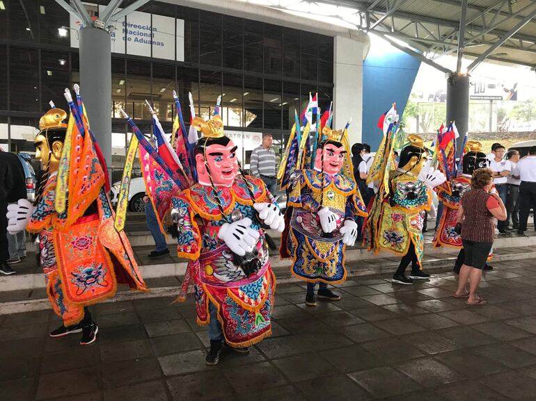 Un elenco artístico de la colectividad taiwanesa en una presentación en la cabecera del Puente de la Amistad.