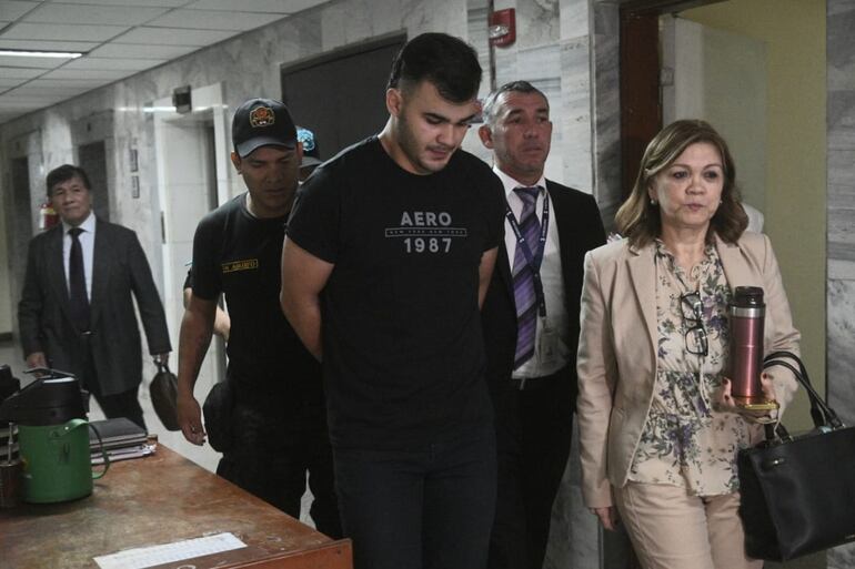 El imputado Marcello Giovanni Fretes Laterra, acompañado de su abogada Sara Parquet, en sede de Palacio de Justicia para su audiencia de imposición de medidas.