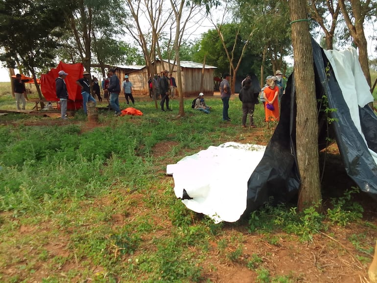 Campamento instalado ayer por los supuestos invasores tras enfrentarse a guardias. Horas después abandonaron el sitio ante los preparativos de un mega desalojo.