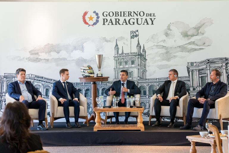 Joshua Duerksen con el presidente Peña y los directivos de AIX Racing, Morne Reinecke y Ronald Renfeld.