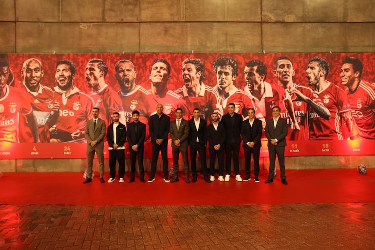 Óscar Cardozo fue homenajeado por el Benfica de Portugal en el aniversario número 20 del estadio Da Luz.