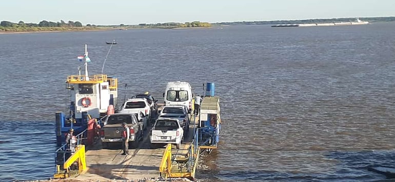 El último viaje de la balsa Rafaela, saliendo del Puerto Pilar rumbo al Puerto de Colonia Cano. El cruce transversal quedó suspendido debido a la crítica bajante del río Paraguay.