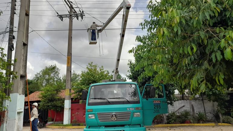 Momento en que funcionarios de la ANDE reparan el cable de media tensión suelto de 23 mil voltios.