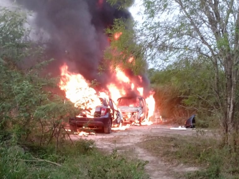 Incendio de vehículo en sector de enfrentamiento en Remansito. (gentileza).