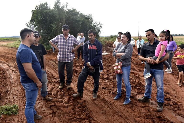 El ingeniero Gilberto Flores coordina con los vecinos el arreglo del camino.