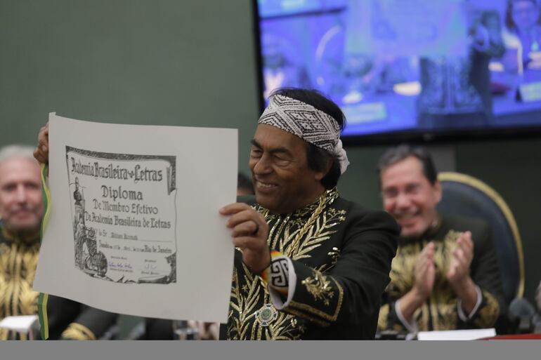 RÍO DE JANEIRO (BRASIL), 05/04/2024.- El ambientalista y escritor Ailton Krenak recibe el "diploma de inmortal" durante la ceremonia de ingreso a la Academia Brasileña de Letras, este viernes, en Río de Janeiro (Brasil). Krenak es el primer indígena en asumir el cargo en la Academia y ocupará la silla número 5, vacante desde la muerte del politólogo e historiador José Murilo de Carvalho, en agosto de 2023. El líder indígena superó en la elección a la historiadora Mary Del Priore, que obtuvo 12 votos, y al indígena Daniel Mundurukú, que obtuvo 4. EFE/André Coelho
