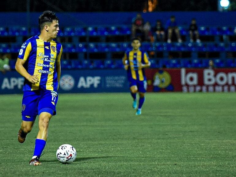 Matías Medina, futbolista del Sportivo Luqueño, en un partido del fútbol paraguayo frente a Tacuary en el estadio Luis Alfonso Giagni, en VIlla Elisa.