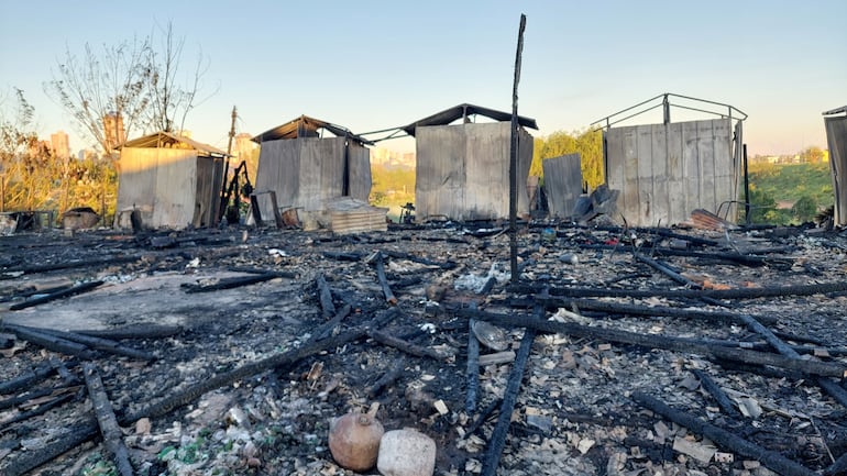 Así quedó la zona del gran incendio que afectó a 37 precarias casitas en zona Costanera de Asunción.