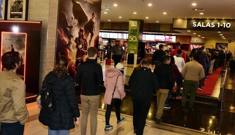 Más de 200 personas asistieron el martes a la función de avant-première de "Flash", que se realizó en el complejo Cinemark.