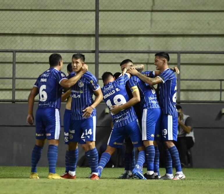 Festejo de los jugadores de Sol de América tras uno de los goles en cancha de Nacional