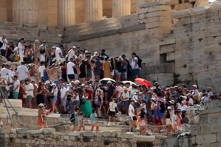 Días atrás se veía una gran concurrencia de turistas en la Acrópolis de Atenas, pese al intenso calor.