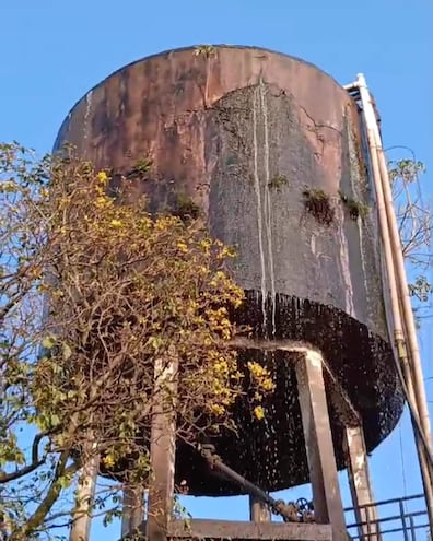 El vetusto tanque que nutre de agua a unas 3.000 familias de la Junta de Saneamiento de Ypané pierde agua y está a punto de caer.