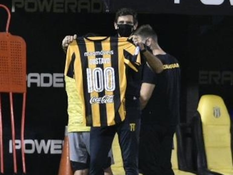 Gustavo Costas, en el 2019, al cumplir 100 partidos dirigiendo a Guaraní.