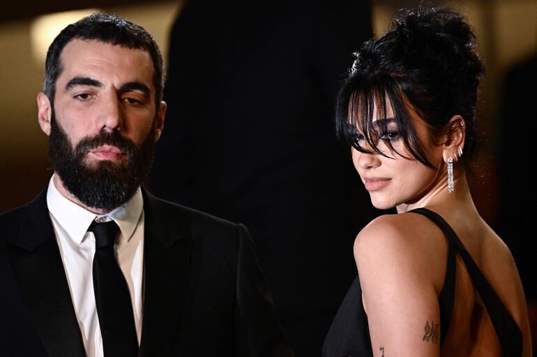 Romain Gavras y Dua Lipa se llevan 14 años, el director de cine tiene 42 y la cantante 28. (LOIC VENANCE/AFP)