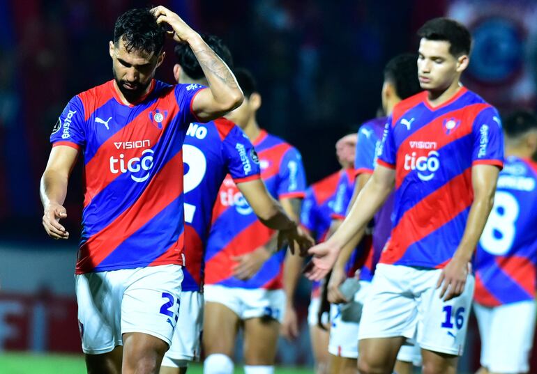 Alberto Espínola (i) y los jugadores de Cerro Porteño, saliendo del duelo ante el Palmeiras.