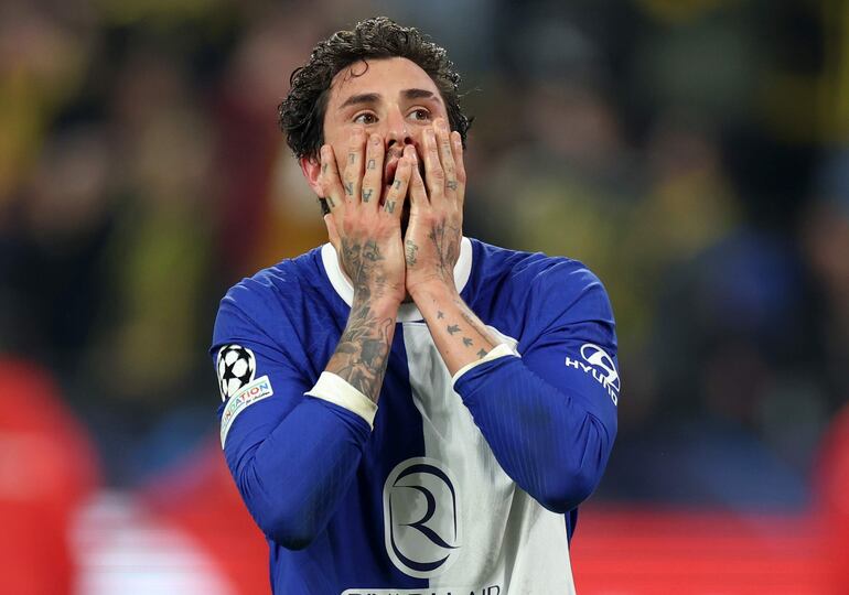 El uruguayo José María Giménez, jugador de Atlético Madrid, lamenta la derrota y eliminación de la Liga de Campeones de la UEFA en un partido frente al Borussia Dortmund en el Signal Iduna Park, en Dortmund, Alemania.