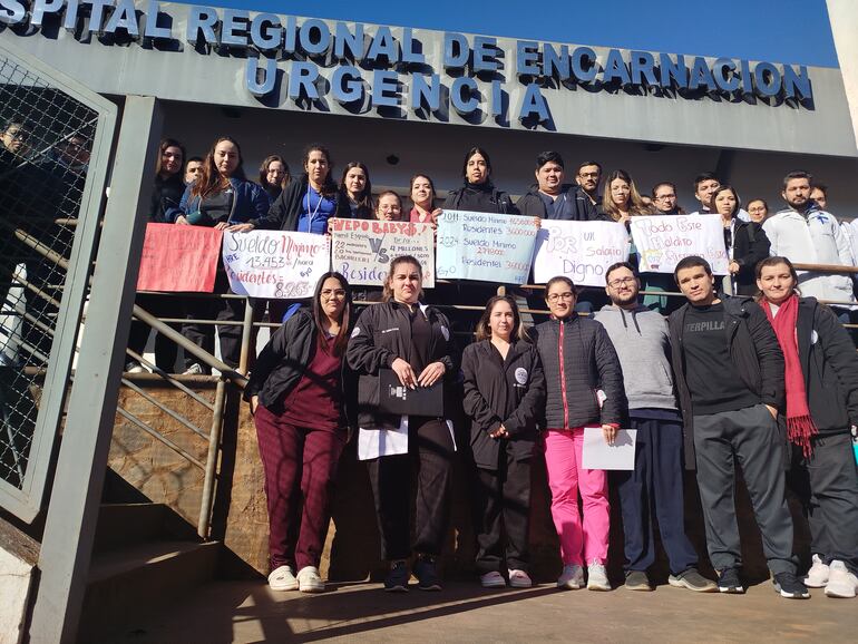 Residentes del HRE se manifestaron pidiendo mejoras en condiciones de trabajo y salarios.