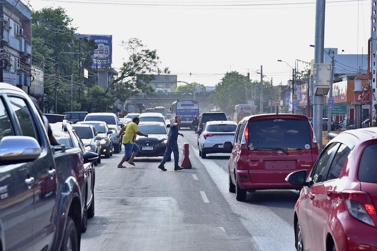 Peatones arriesgan su integridad para cruzar, ante la ausencia de agentes de PMT, la avenida Eusebio Ayala en la zona de obras.